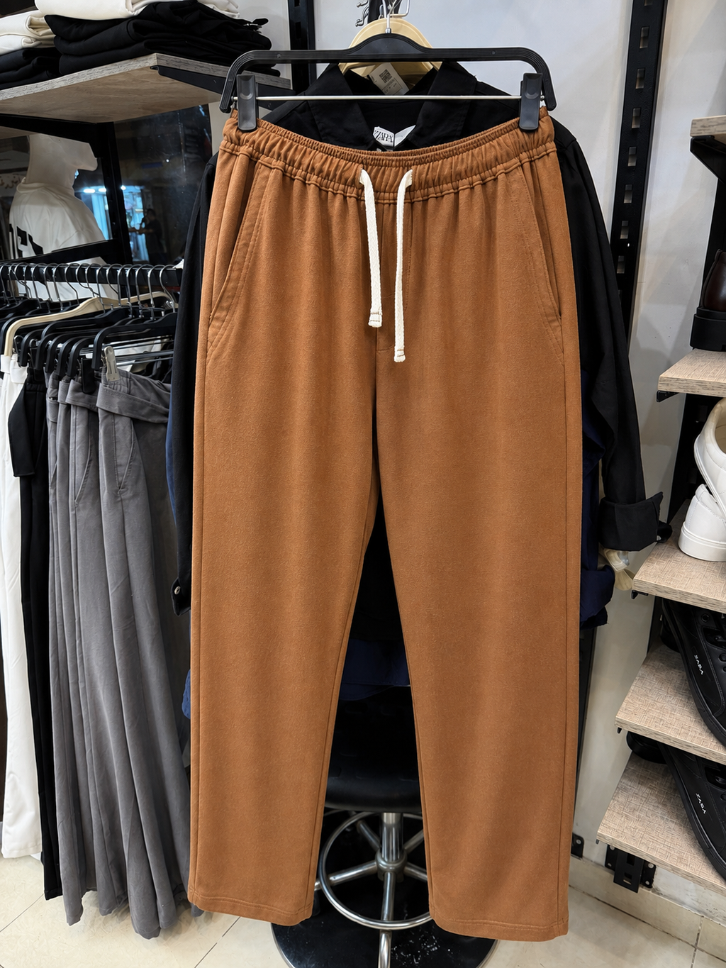 Light beige Rare linen pants with a relaxed fit, featuring an elastic waistband and tapered legs for casual comfort.